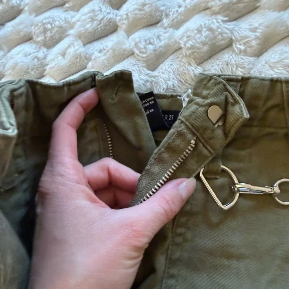 Forever 21 Olive Utility Cargo Pants with Chain Accent - Picture 3 of 4